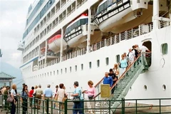 Huế đón những khách quốc tế đầu tiên bằng đường biển trong năm 2019