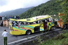 Xe khách bị nạn được kéo lên khỏi vực sâu tại đèo Hải Vân. (Ảnh: Trần Lê Lâm/TTXVN)