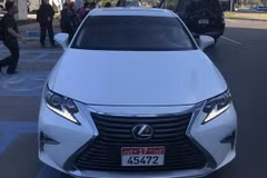 Chiếc xe Lexus ES 350 có giá hơn 3 tỷ đồng ở Việt Nam nhưng tại Abu Dhabi lại dùng để chạy Uber. (Nguồn: thethaovanhoa.vn)