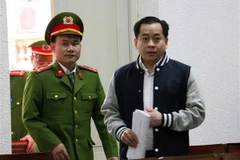 Bị cáo Phan Văn Anh Vũ được dẫn giải vào phòng xét xử. (Ảnh: Văn Điệp/TTXVN)