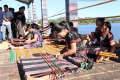 Thi dệt thổ cẩm tại chương trình. (Ảnh: Ngọc Minh/TTXVN)