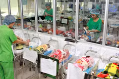 Chăm sóc trẻ sơ sinh tại Bệnh viện Phụ sản Trung ương, Hà Nội. (Ảnh: Dương Ngọc/TTXVN)