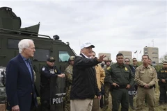 Tổng thống Mỹ Donald Trump trong cuộc gặp với các binh lính tuần tra tại khu vực biên giới Mỹ-Mexico. (Nguồn: AFP/TTXVN)