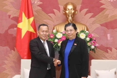 Phó Chủ tịch Thường trực Quốc hội Tòng Thị Phóng tiếp đoàn đại biểu Thông tấn xã Pathet Lào (KPL) do ông Sounthone Khanthavong, Tổng giám đốc làm trưởng đoàn. (Ảnh: Phương Hoa/TTXVN)