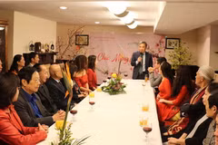 Ðại sứ Việt Nam tại Canada Nguyễn Đức Hòa chúc bà con Việt kiều. (Ảnh: Quang Thịnh/TTXVN)
