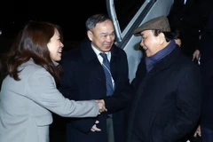 Đại sứ Việt Nam tại Thụy Sĩ Phạm Hải Bằng (giữa) và cán bộ Đại sứ quán đón Thủ tướng Nguyễn Xuân Phúc tại sân bay quốc tế Zurich. (Ảnh: Thống Nhất/TTXVN)