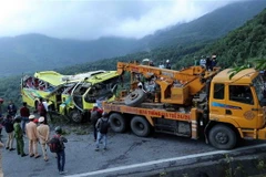 Xe khách bị nạn được kéo lên khỏi vực sâu tại đèo Hải Vân. (Ảnh: Trần Lê Lâm/TTXVN)