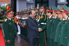 Thủ tướng Nguyễn Xuân Phúc với các tướng lĩnh, lãnh đạo Bộ Quốc phòng và Tổng cục 2. (Ảnh: Thống Nhất/TTXVN) 