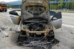 Một xe BMW 320d bị cháy rụi gần Seoul, Hàn Quốc. (Nguồn: Yonhap/TTXVN)