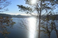 Bình minh trên mặt hồ yên bình của Biển Hồ Gia Lai. (Ảnh: Hồng Điệp/TTXVN)