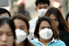 Người dân đeo khẩu trang để tránh tác hại của ô nhiễm không khí tại Bangkok, Thái Lan. (Nguồn: THX/TTXVN)