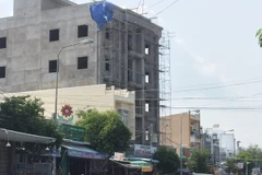 Tòa nhà nơi xảy ra vụ tai nạn. (Ảnh: Công Mạo/TTXVN)