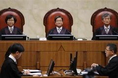 Thẩm phán Kim Meong-su (giữa) ra phán quyết buộc công ty thép Nippon Steel & Sumitomo Metal (NSSM) của Nhật Bản phải trả tiền bồi thường cho lao động cưỡng bức thời chiến tranh tại phiên tòa ở Seoul, Hàn Quốc ngày 30/10/2018. (Nguồn: Yonhap/TTXVN)