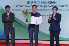 Trao Giấy chứng nhận đầu tư cho các nhà đầu tư. (Ảnh: Sỹ Thắng/TTXVN)