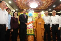 Ông Nguyễn Thiện Nhân chúc Tết và tặng quà Hòa thượng Thích Thiện Nhơn, Chủ tịch Hội đồng trị sự Giáo hội Phật giáo Việt Nam. (Ảnh: Thanh Vũ/TTXVN)