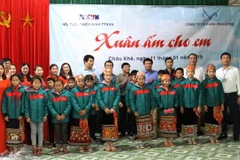 Phó Tổng giám đốc Thông tấn xã Việt Nam Đinh Đăng Quang và các đại biểu chụp ảnh lưu niệm với thầy trò Trường tiểu học 2 Châu Khê. (Ảnh: Nguyễn Oanh/TTXVN)