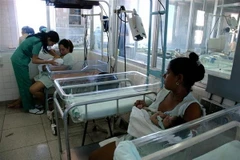 Chăm sóc em bé sơ sinh tại bệnh viện ở La Habana, Cuba. (Nguồn: AFP/TTXVN)