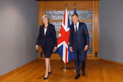 Chủ tịch Hội đồng châu Âu Donald Tusk (phải) và Thủ tướng Anh Theresa May. (Nguồn: THX/TTXVN)