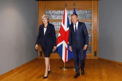 Chủ tịch Hội đồng châu Âu Donald Tusk (phải) và Thủ tướng Anh Theresa May. (Nguồn: THX/TTXVN)