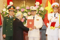 Tổng Bí thư, Chủ tịch nước Nguyễn Phú Trọng trao Quyết định phong quân hàm Đại tướng cho đồng chí Tô Lâm, Ủy viên Bộ Chính trị, Bộ trưởng Bộ Công an. (Ảnh: Trí Dũng/TTXVN)
