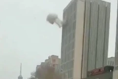 Khói bốc ra sau vụ nổ ở chung cư Wanda Plaza. (Nguồn: mirror.co.uk)