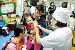 Quận Hai Bà Trưng (Hà Nội) thực hiện chiến dịch tiêm bổ sung vắc xin sởi-rubella tại các trường học trên địa bàn. (Ảnh: Dương Ngọc/TTXVN)