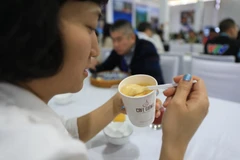 Phóng viên quốc tế trải nghiệm càphê trứng tại Trung tâm Báo chí