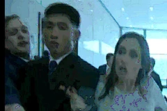 Ảnh vụ xô đẩy giữa thư ký báo chí của ông Trump với an ninh Triều Tiên