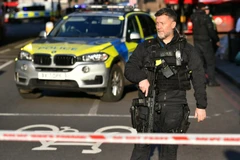 Cảnh sát Anh tiến hành phong tỏa trên Cầu London. (Nguồn: Guardian)