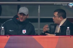 Fellaini ngồi trên khán đài xem Lỗ Năng Sơn Đông tiếp Hà Nội FC