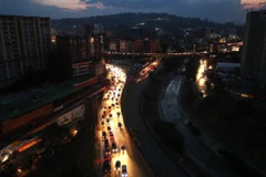 Tình trạng mất điện trên diện rộng đã kéo theo nhiều hệ lụy nguy hiểm tại Venezuela (Nguồn: AFP)