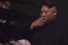 Video Chủ tịch Triều Tiên hút thuốc thư thái khi tàu dừng ở Trung Quốc