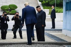 Video thời khắc ông Donald Trump và Kim Jong-un đi qua ranh giới ở DMZ