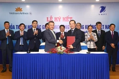Cái 'bắt tay' của VNPT và Vietnam Airlines được kỳ vọng sẽ thúc đẩy hai doanh nghiệp đầu tàu của nền kinh tế ngày càng phát triển. (Ảnh: T.Q/Vietnam+)