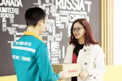 Nhân viên Viettel Post trao bưu phẩm tới người nhận. (Ảnh: CTV/Vietnam+) 