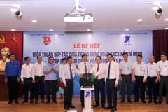 Lãnh đạo Trung ương Đoàn và VNPT khai trương cổng Hệ thống quản lý văn bản, điều hành công việc. (Ảnh: T.Q/Vietnam+)