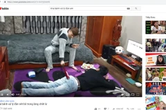 Một tình huống hành xử "giang hồ" trong clip của Khá Bảnh vẫn tồn tại trên YouTube cho dù kênh của Khá đã bị gỡ. (Ảnh chụp màn hình)