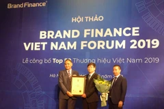 Ông Đinh Minh Sơn - Phó Ban Phát triển thị trường thay mặt Tập đoàn VNPT lên nhận chứng nhận Top 2 thương hiệu giá trị nhất Việt Nam năm 2019. (Nguồn: VNP)