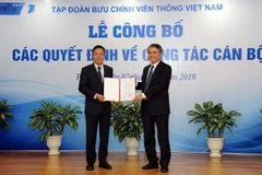 Ông Trần Mạnh Hùng (phải) trao quyết định bổ nhiệm cho ông Tô Dũng Thái. (Nguồn: T.Q)