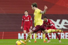 Ashley Barnes ghi bàn từ chấm 11m, giúp Burnley thắng Liverpool. (Nguồn: Getty Images)