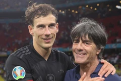 HLV Loew và người hùng Leon Goretzka sau trận đấu với Hungary. (Nguồn: Sky)