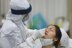 Lực lượng y tế lấy mẫu, xét nghiệm. (Ảnh: TTXVN)