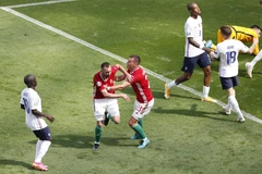 Hungary (áo đỏ) gây bất ngờ khi cầm hòa Pháp. (Ảnh: AFP/TTXVN)