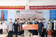 Liên doanh viễn thông Việt Nam ở Lào hỗ trợ Trường Song ngữ Nguyễn Du