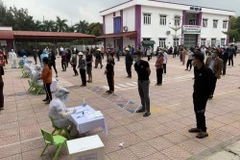 Phường Tứ Minh, thành phố Hải Dương, triển khai lấy mẫu xét nghiệm SARS-CoV-2 trên diện rộng sáng 24/2. (Ảnh: Mạnh Minh/TTXVN)