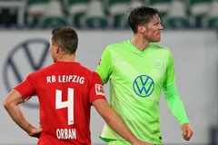 Wolfsburg (áo xanh) lại ngăn RB Leipzig soán ngôi Bayern. (Nguồn: Bundesliga)