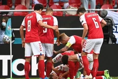 Tiền vệ Christian Eriksen của Đan Mạch bất tỉnh ngay trên sân