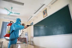 Hà Nội tăng cường khử khuẩn, nâng cao công tác phòng dịch tại các điểm thi tốt nghiệp Trung học phổ thông. (Ảnh: Thanh Tùng/TTXVN)