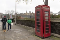 Cảnh vắng vẻ trên cầu Tháp ở London ngày 5/1. (Ảnh: THX/TTXVN)