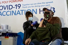Tiêm chủng vaccine ngừa COVID-19 tại Los Angeles, Mỹ. (Ảnh: THX/TTXVN)